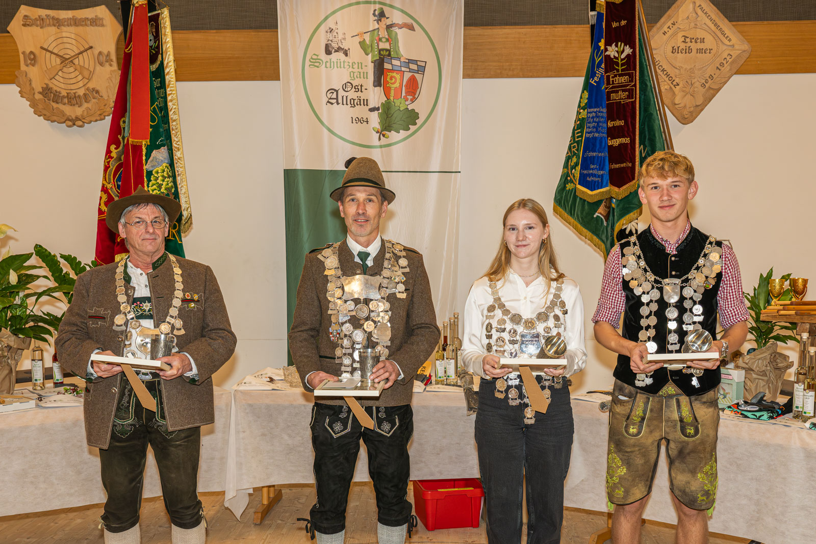 Gauschützenkönig 2025 ist unser Ralf Singer mit einem 12,4 Teiler Gauschützenkönig 2025 ist unser Ralf Singer mit einem 12,4 Teiler. Königin Leni Wittwer, LGA-König Robert Wenzel, Ju-König Korbinian Riedl.