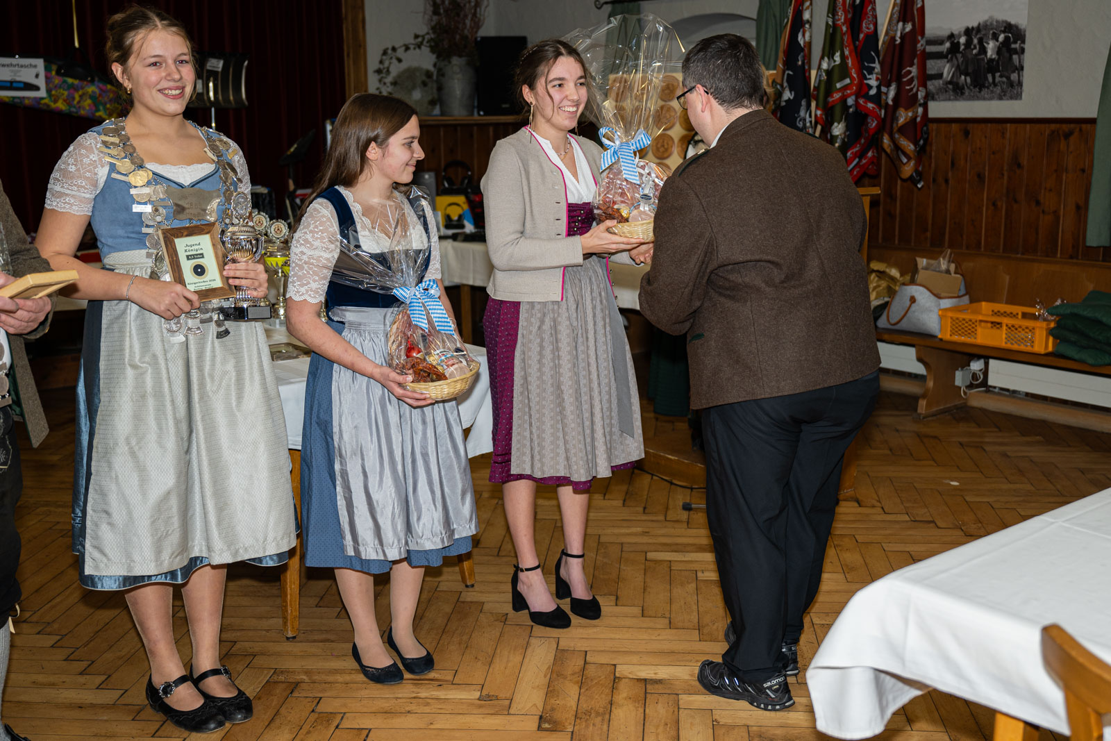 Pierre D'Antino übergibt Brotzeitkorb an Königin 2025 - SV-Buching-Berghof