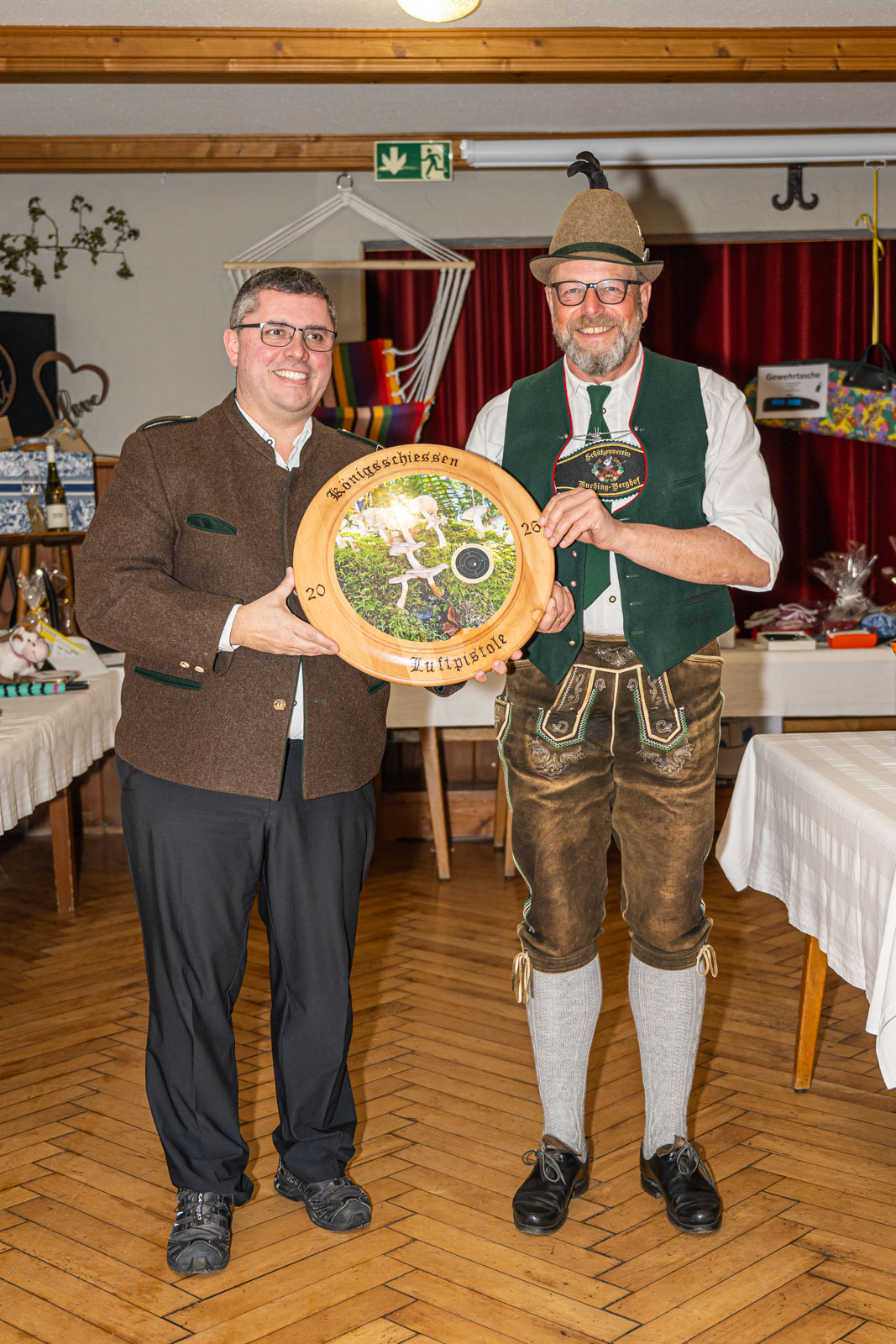 Übergabe Ehrenscheibe Luftpistole - SV-Buching-Berghof